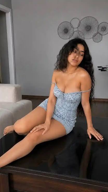 CALL GIRLS IN DELHI Vasundhara Enclave ꧁❤[☎️+91 70421 VIP 104524 ❤꧂ ...
